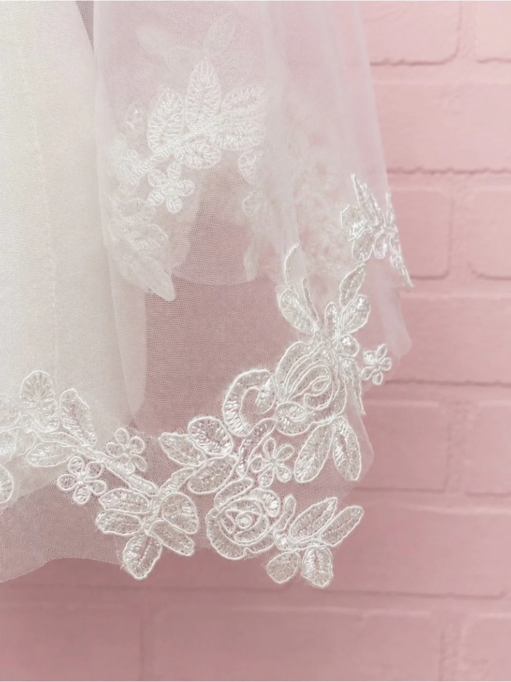 Beautiful Floral Lace Edge Bridal Veil - Picture 7 of 8